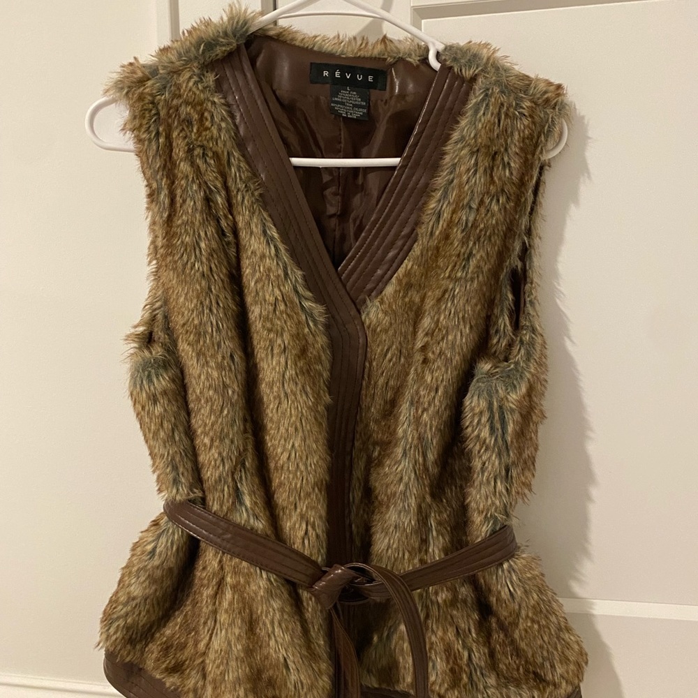 Revue fur vest with detachable belt